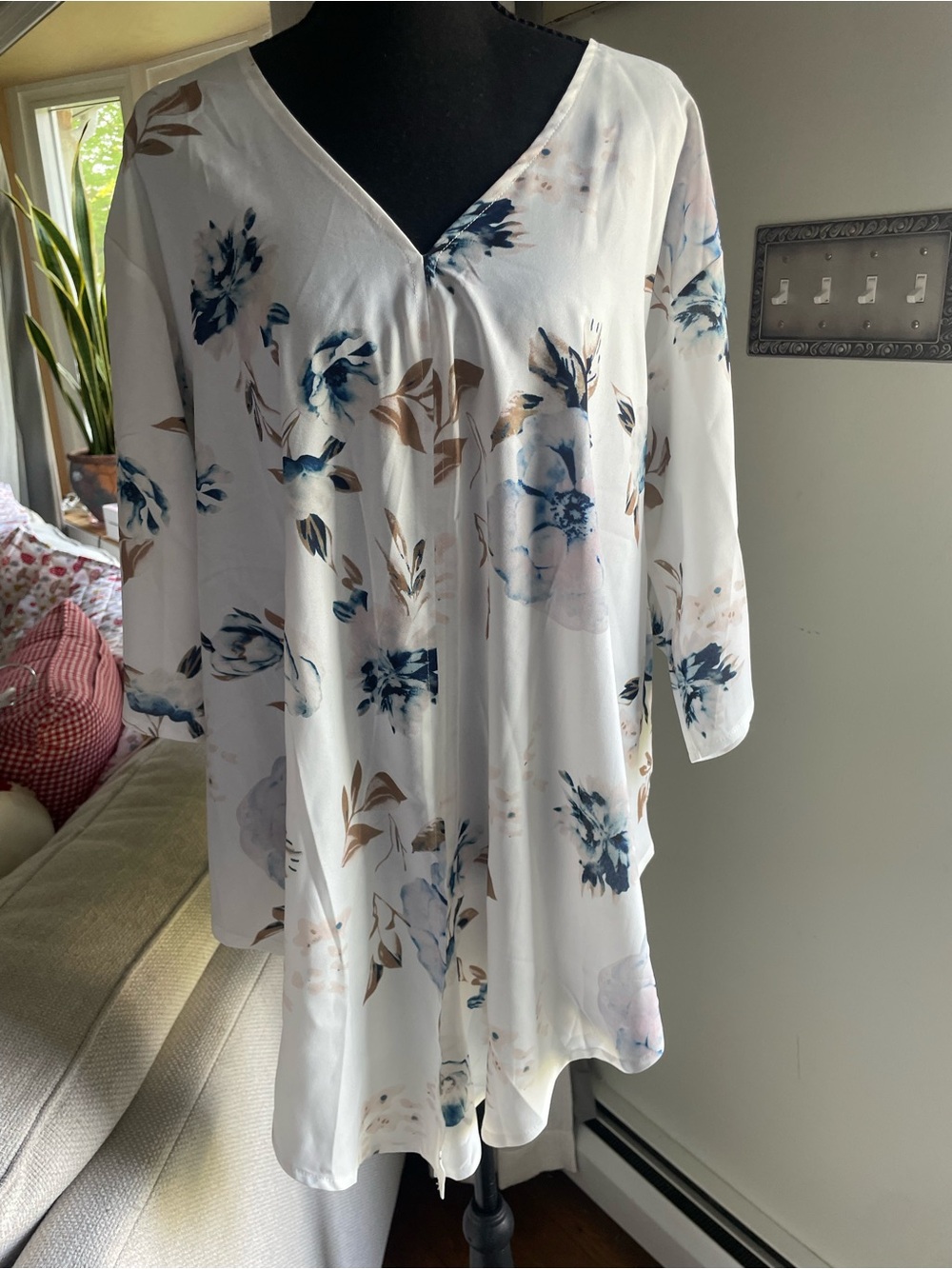 Women's White Floral V-Neck Tunic Top